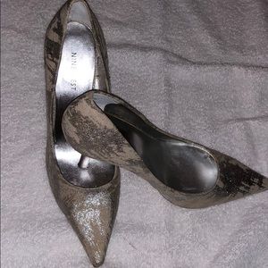 Nine West tan and silver fabric pumps